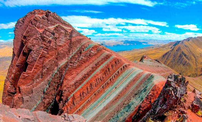 Vista de la montaña Pallay Punchu con sus franjas de colores en Layo, Cusco, Perú