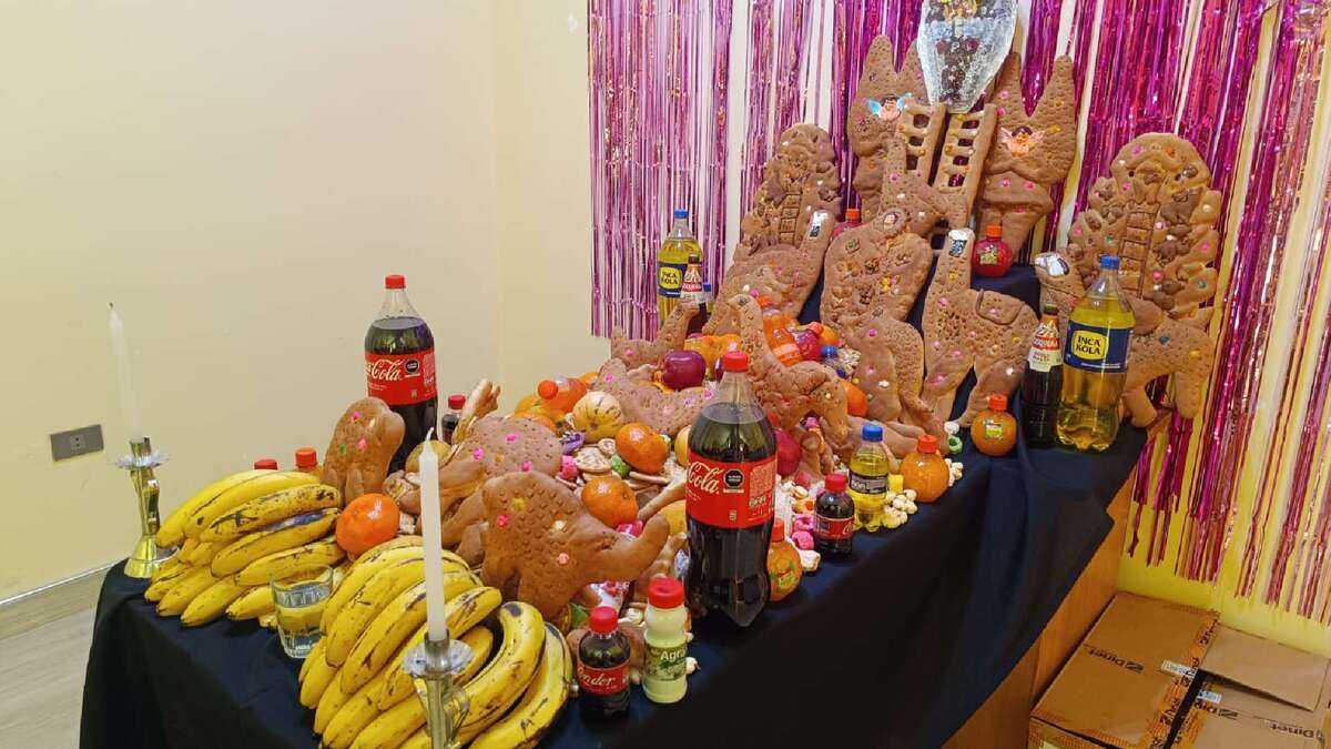 Fiesta de Todos los Santos Sicuani - tómbolo de ofrendas a los difuntos